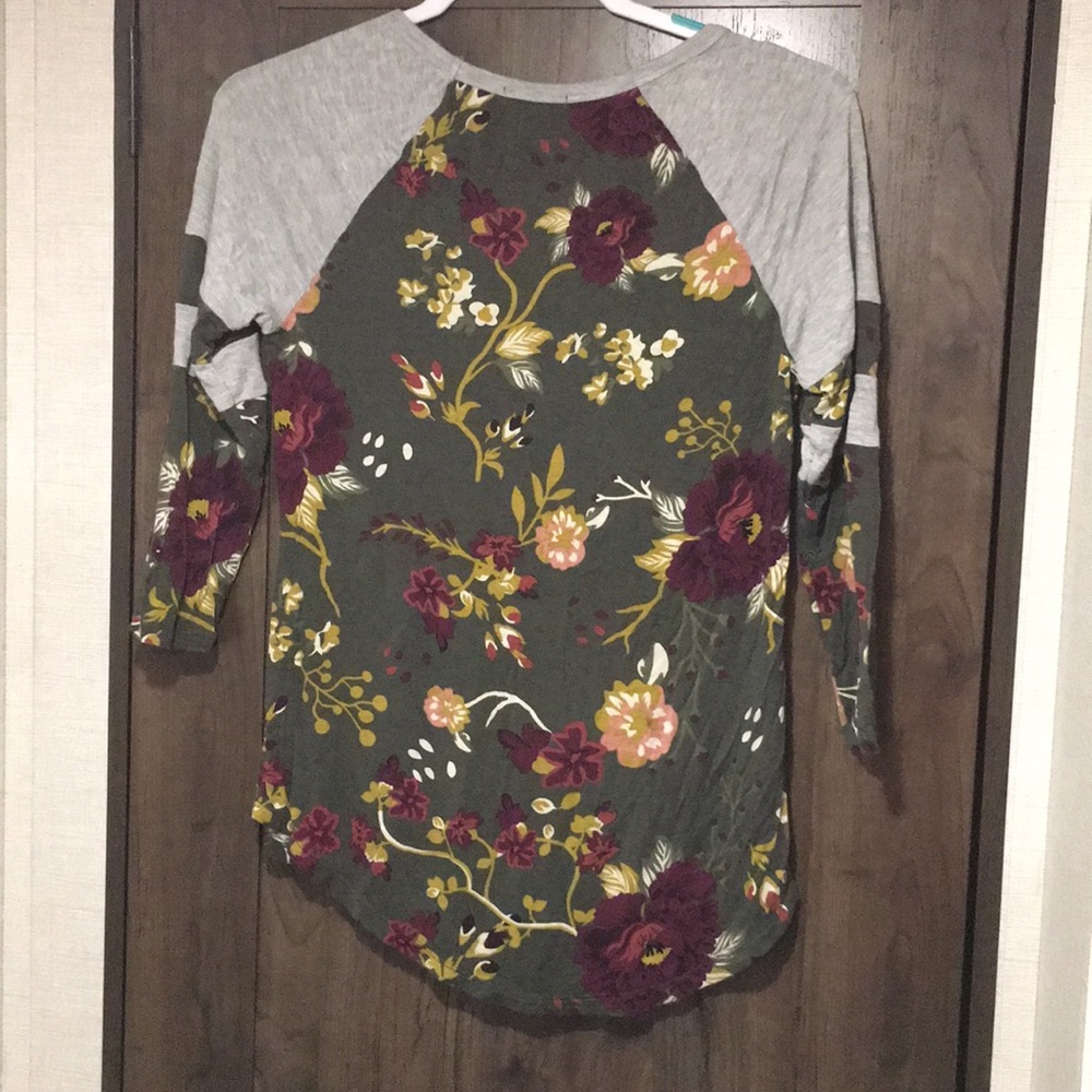 Beautiful tee! - Picture 3 of 3